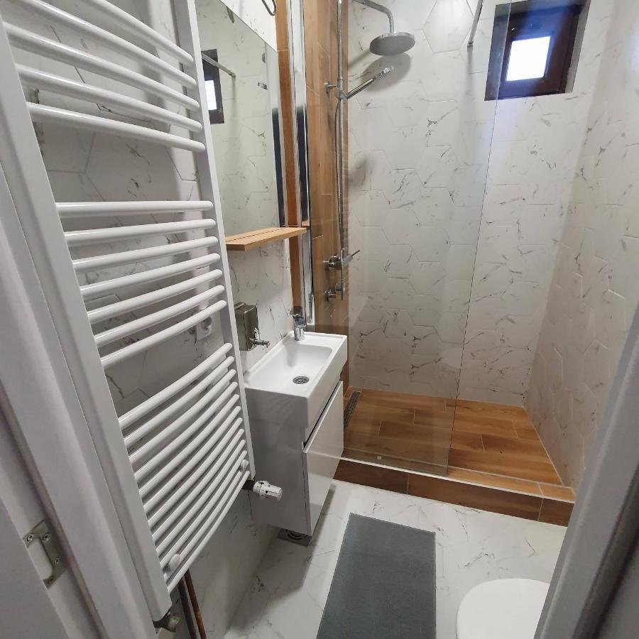 Che Private Rooms Banovci Novi Banovci Екстериор снимка