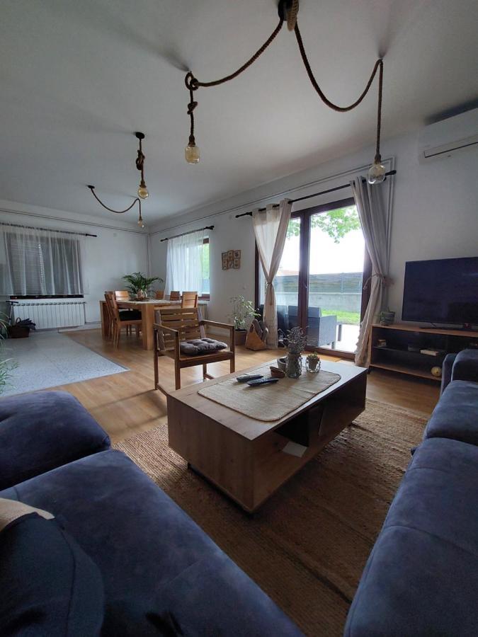 Che Private Rooms Banovci Novi Banovci Екстериор снимка